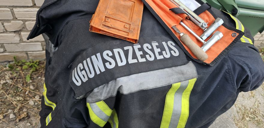 Glābēji Aizkrauklē pēdējā brīdī aptur auto no ieslīdēšanas Daugavā