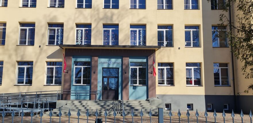 Skola, kas vieno abus Daugavas krastus, cīnās par pastāvēšanu