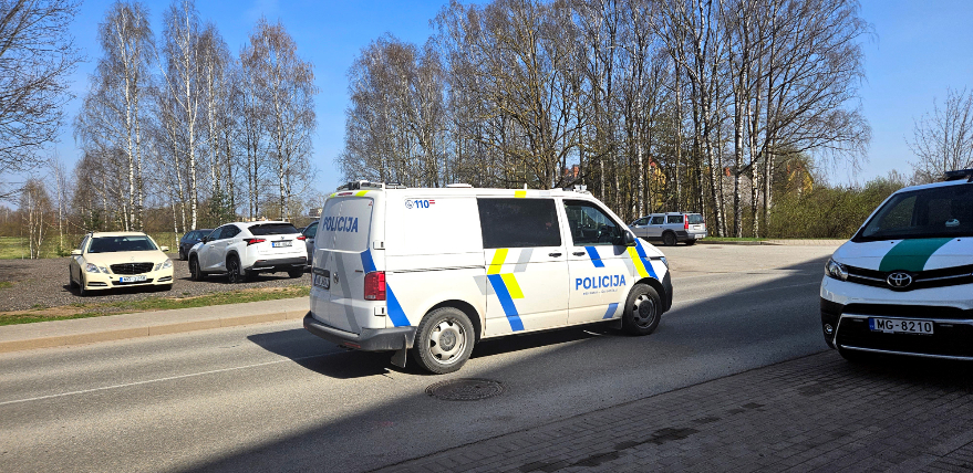 Jēkabpilī jaunietis ar auto sabojā citus spēkratus