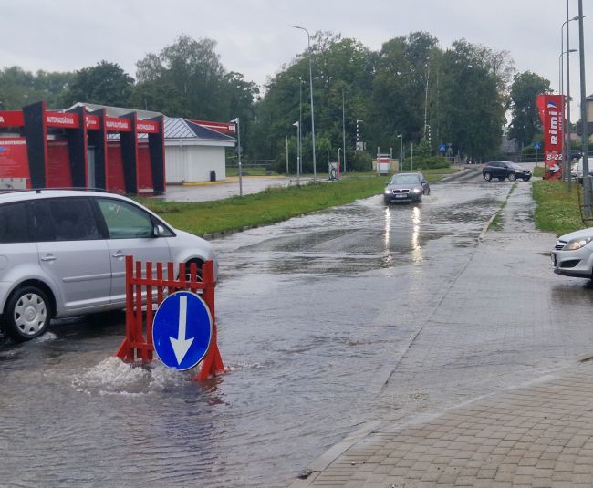 Jēkabpilī applūst ielas un stāvlaukumi