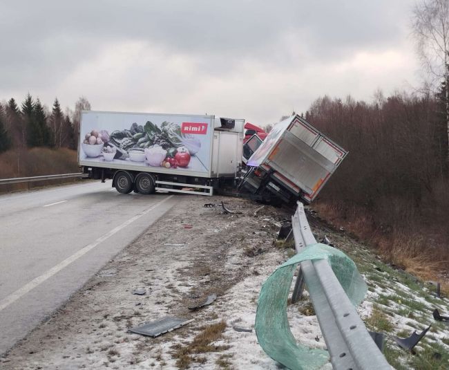 Aizkraukles novadā saduras divi kravas transportlīdzekļi (PAPILDINĀTS)