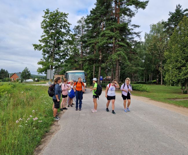 11 sievietes dodas 29 kilometru garā pārgājienā