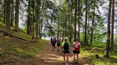 11 sievietes dodas 29 kilometru garā pārgājienā