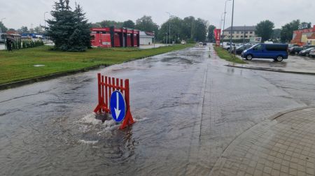 Jēkabpilī applūst ielas un stāvlaukumi