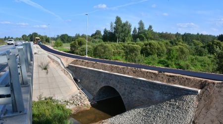 Uz veloceliņa Sala – Jēkabpils tiek ieklāts asfalts