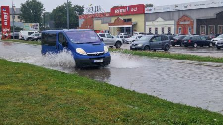 Jēkabpilī applūst ielas un stāvlaukumi