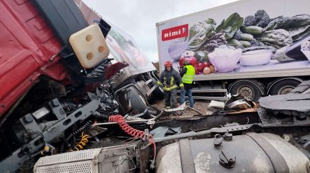 Aizkraukles novadā saduras divi kravas transportlīdzekļi (PAPILDINĀTS)