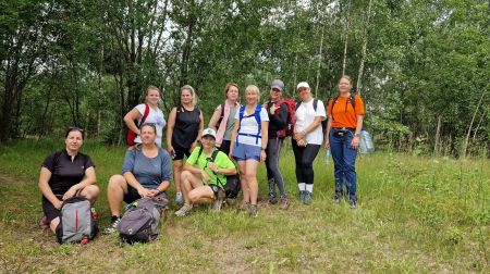 11 sievietes dodas 29 kilometru garā pārgājienā