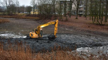 Pils dīķis tiek attīrīts no dūņu masas