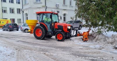 Līvānos iegādāts jauns traktors ielu uzturēšanai