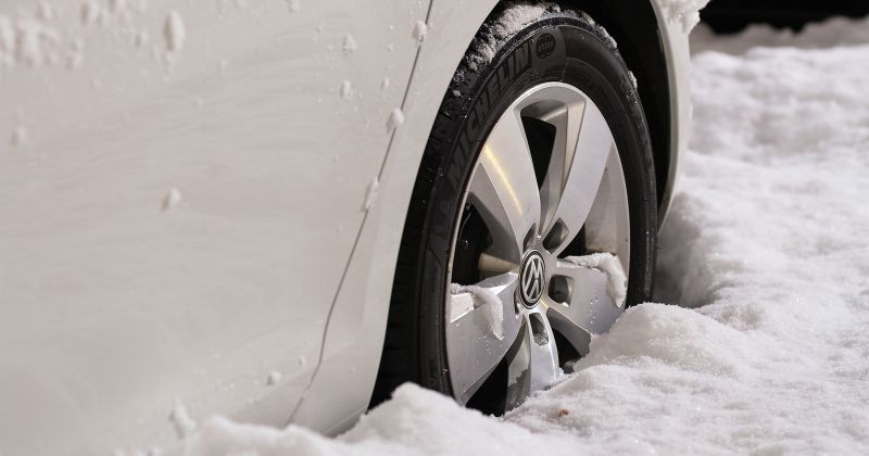 Par braukšanu dzērumā un bez tiesībām apturēti divi autovadītāji