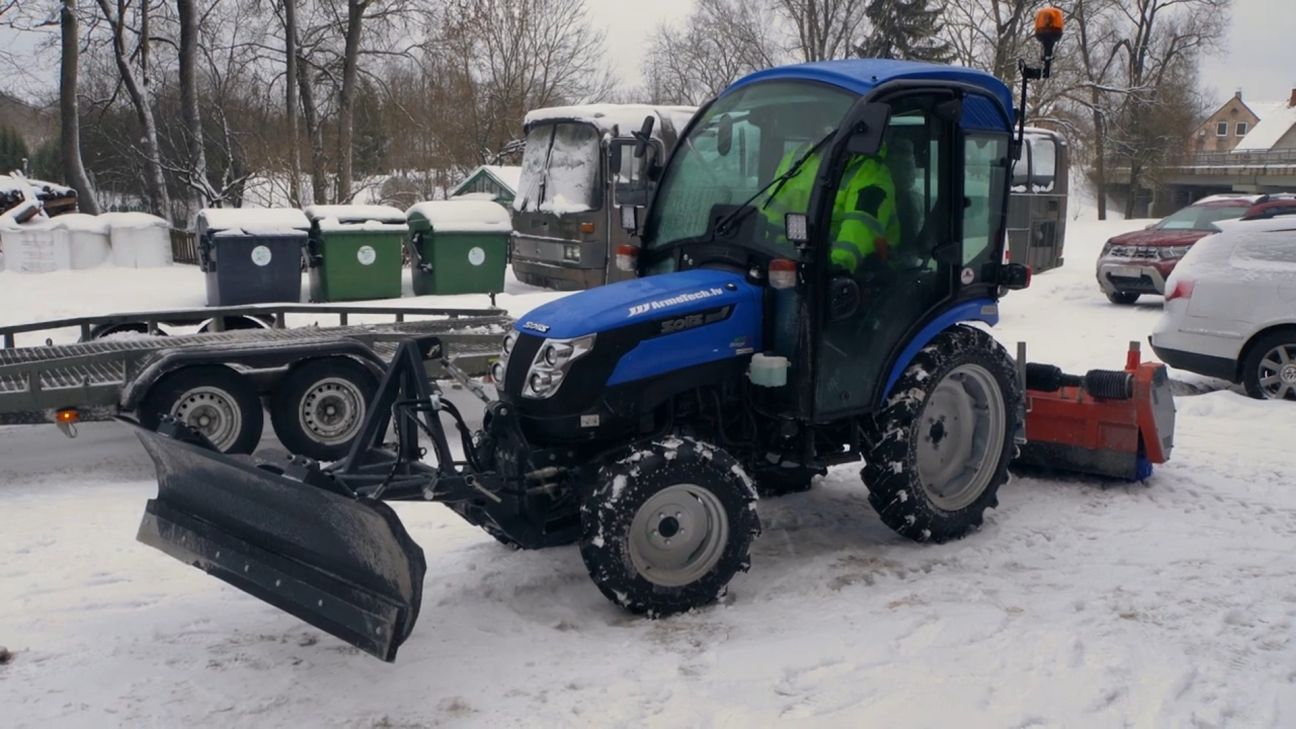 Aknīstes pilsētas pārvalde iegādājusies jaunu traktoru