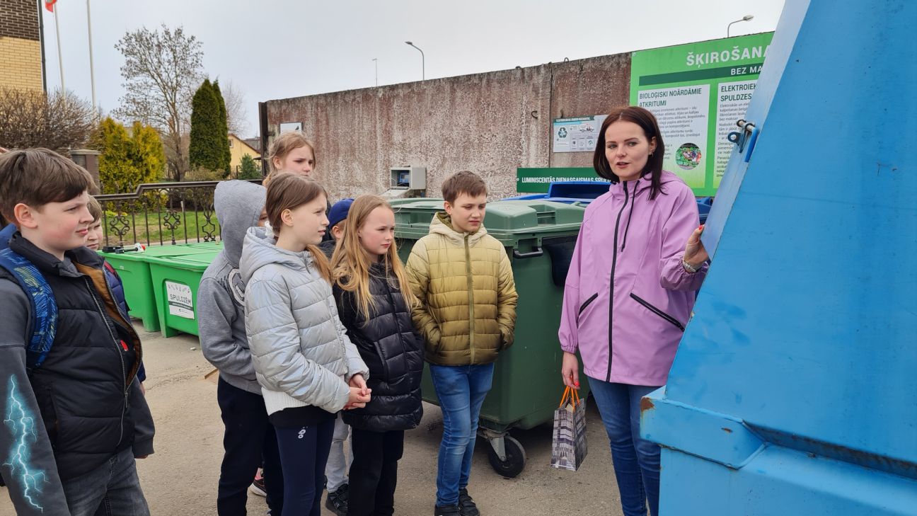 Bērni izzina atkritumu šķirošanas procesu uzņēmumā “Jēkabpils pakalpojumi”