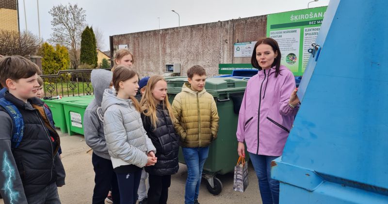 Bērni izzina atkritumu šķirošanas procesu uzņēmumā “Jēkabpils pakalpojumi”