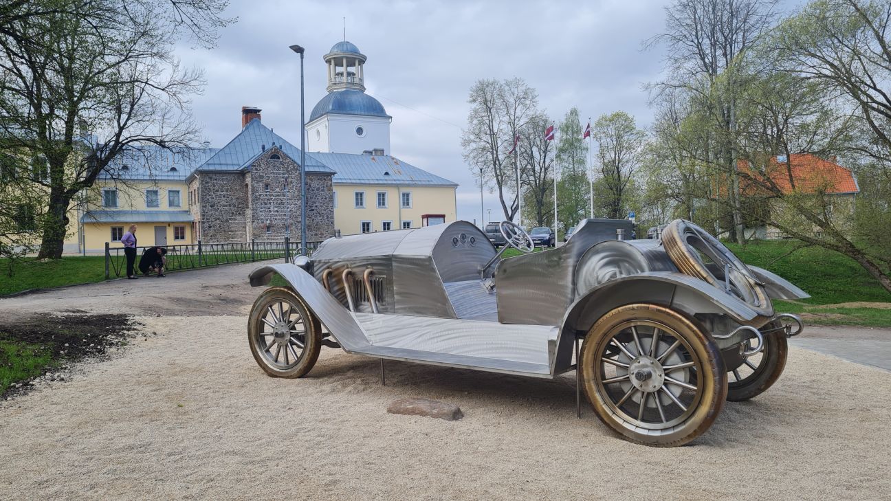 Pie kādreizējās Krustpils smēdes ēkas izvietota sporta auto ekspozīcija