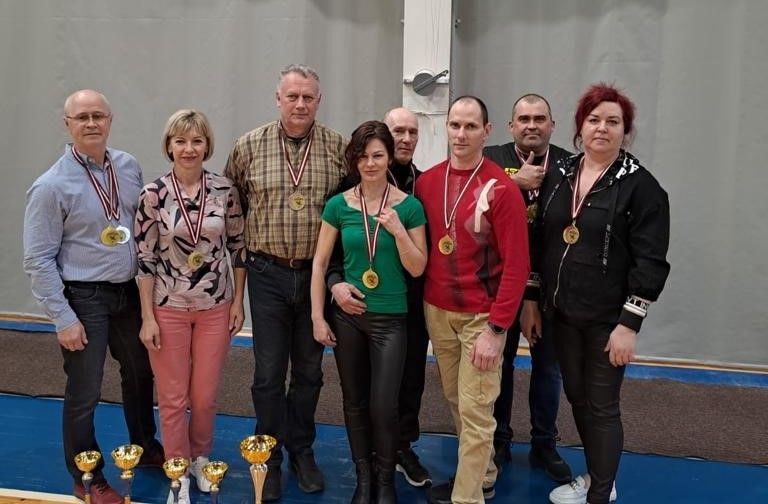 Jēkabpils veterānu komanda kļūst par Latvijas čempioniem spiešanā guļus