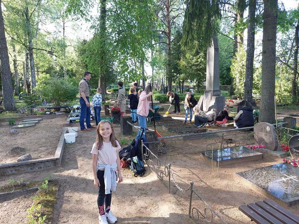 Jēkabpils skauti un gaidas sakopj Jāņa Borodovska pieminekļa ansambli