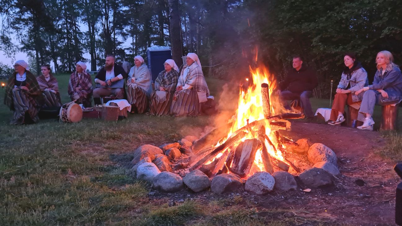 Izskan Lakstīgalu nakts Ģedušu pilskalnā