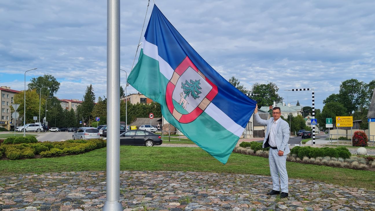 Jēkabpils pilsētas svētku ieskaņā svinīgi paceļ Jēkabpils novada karogu