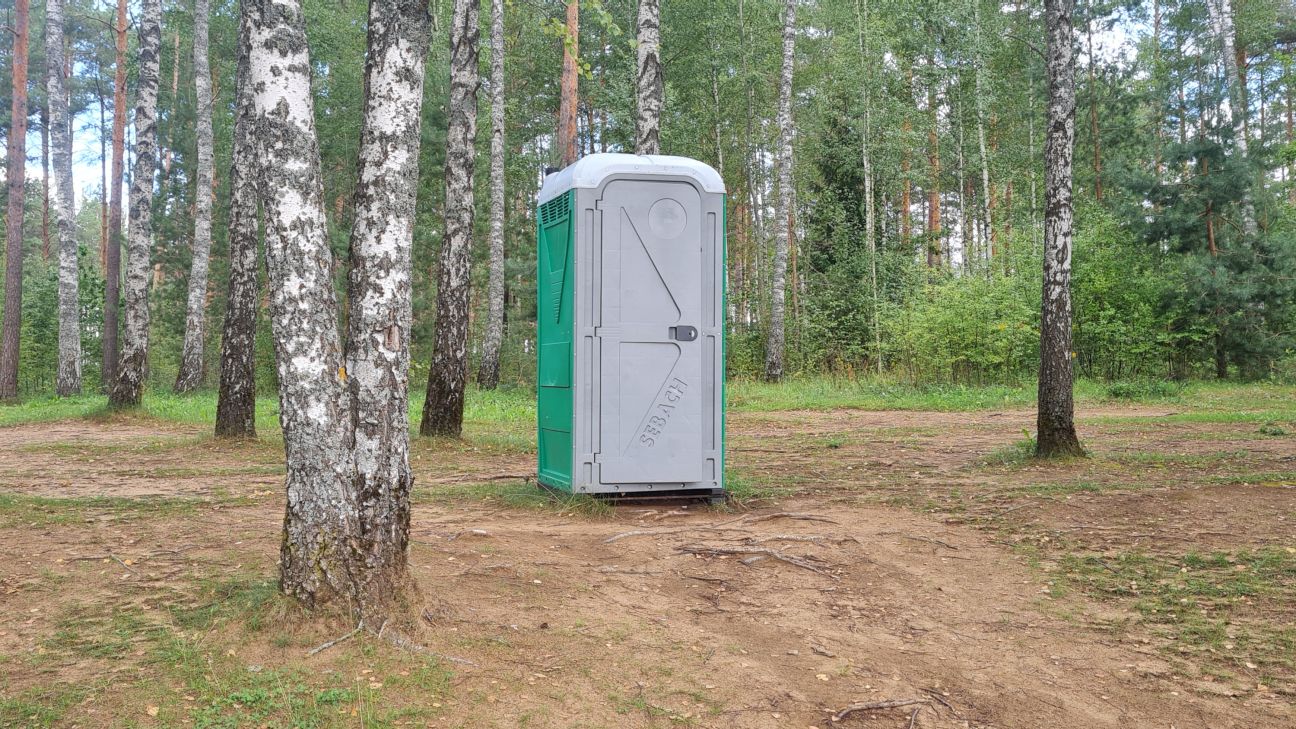 Jēkabpilieši sūdzas par laicīgi neiztīrītām tualetēm Mežaparkā