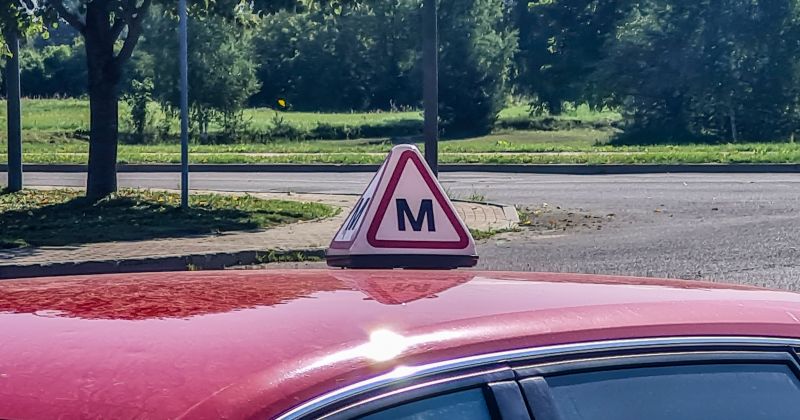Jēkabpils novadā jauniete izraisa auto sadursmi ar mācību automašīnu