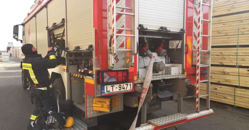 Jēkabpils novada ugunsdzēsējiem glābējiem pasniedz apbalvojumus