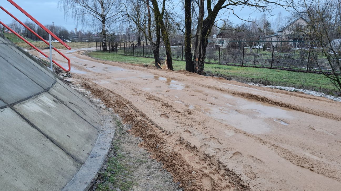 Vārpu ielas segums pārvērties mīklai līdzīgā masā – būvnieks labo situāciju