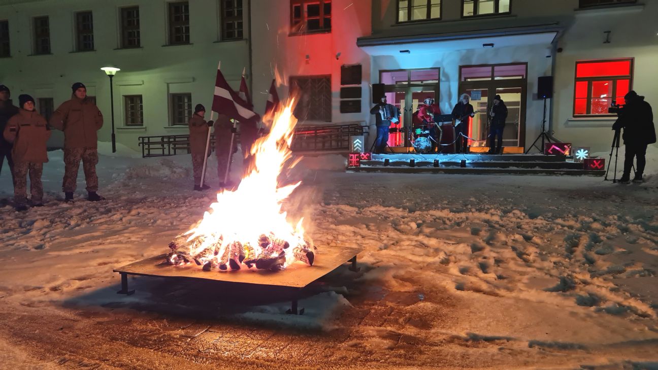 Jēkabpilieši pie atmiņu ugunskura atceras barikādes