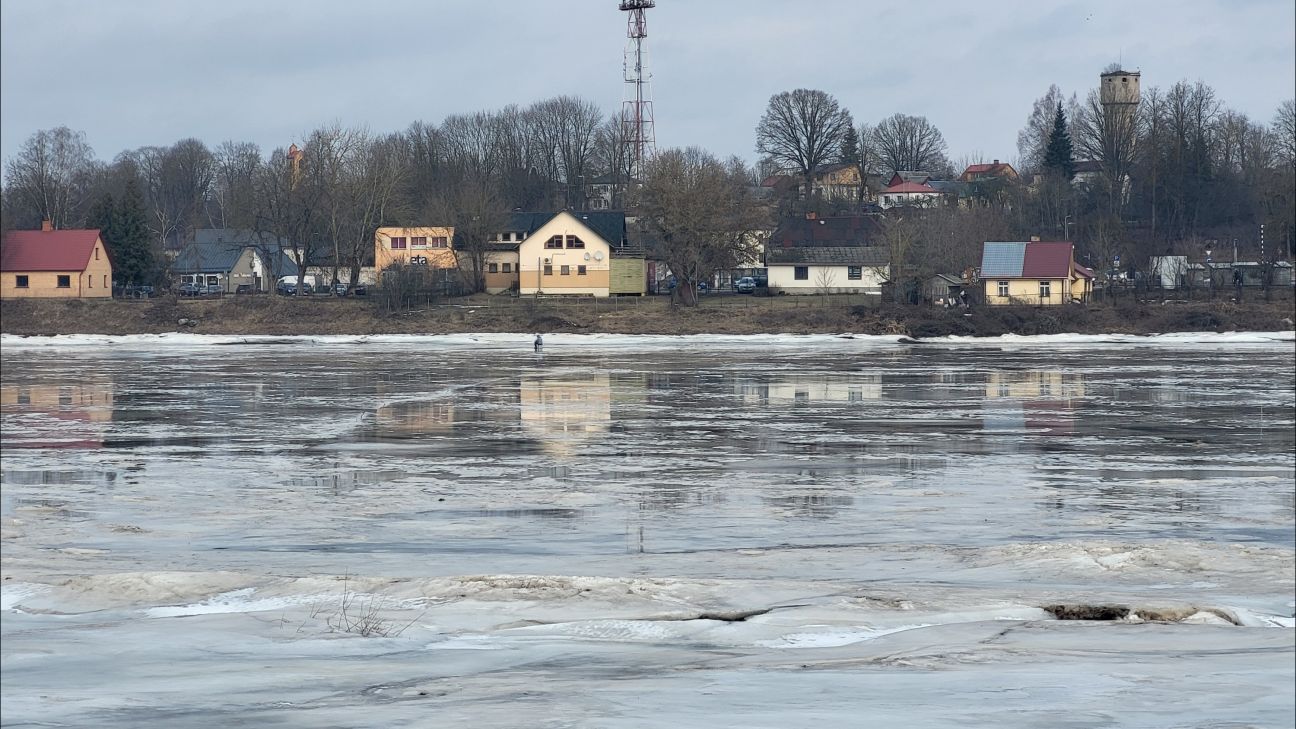 Jēkabpilī uz kūstošā Daugavas ledus sēž zemledus makšķernieks