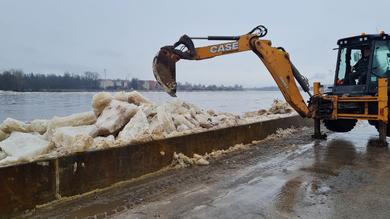Pāri Daugavas aizsargdambim pārstumti ledus gabali