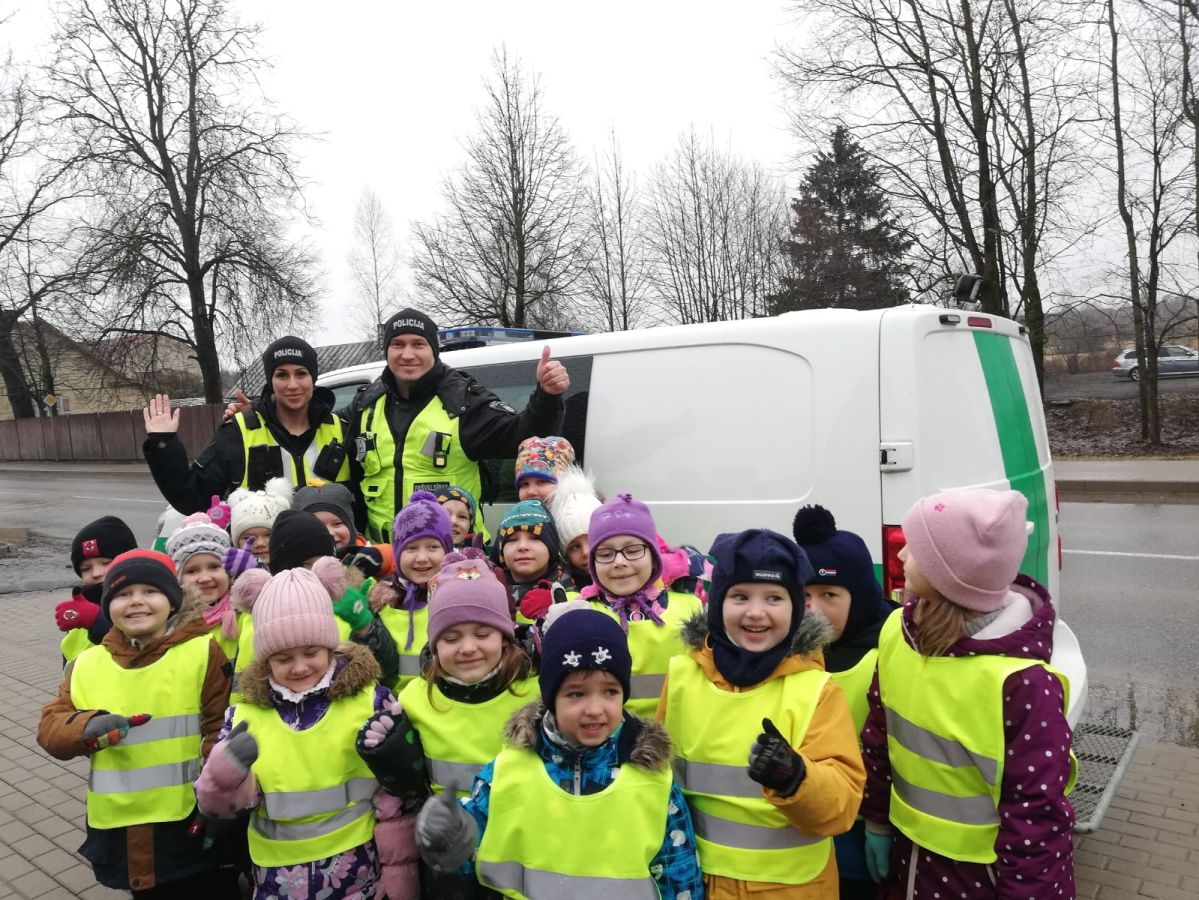 Bērni iepazīst Jēkabpils novada pašvaldības policijas darbu