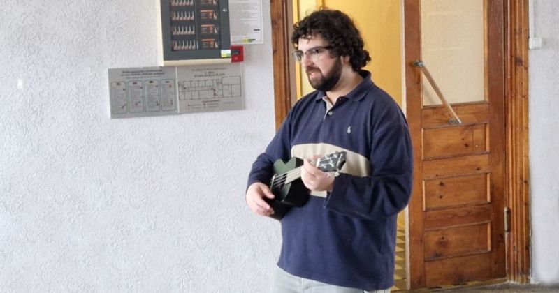 Brīvprātīgais no Portugāles māca jēkabpiliešiem spēlēt ukuleli