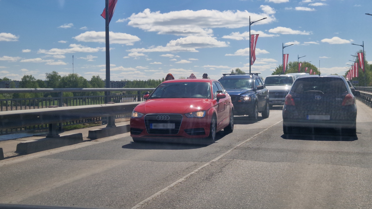 Jēkabpilī uz tilta pār Daugavu sadūrušās divas automašīnas