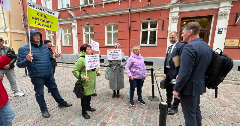 Cistiskās fibrozes pacientu vecāki pulcējas pie Saeimas