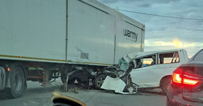 Jēkabpilī busiņš ietriecas kravas auto – šoferis gājis bojā