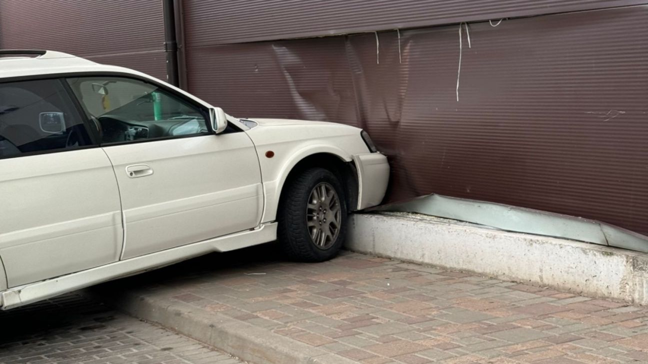 Jēkabpilī auto ietriecas veikala ēkas sienā