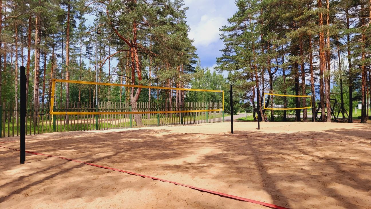 Mežaparkā atjaunots pludmales volejbola laukums