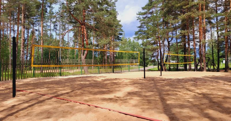 Mežaparkā atjaunots pludmales volejbola laukums