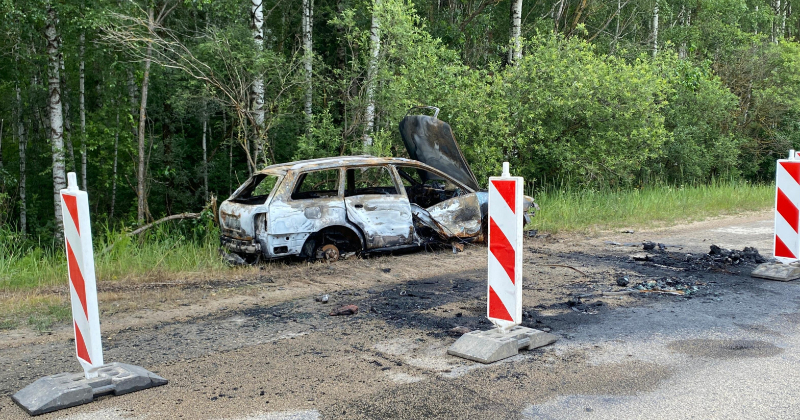 Jēkabpils novadā deg automašīna un koks