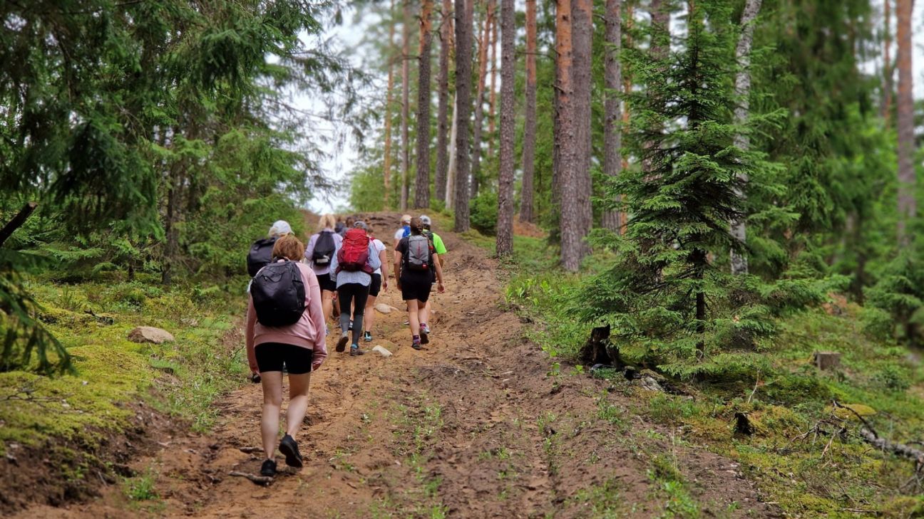 11 sievietes dodas 29 kilometru garā pārgājienā