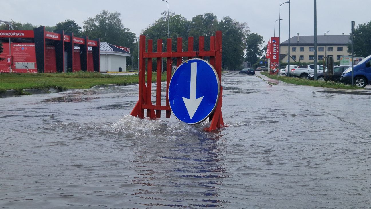 Jēkabpilī applūst ielas un stāvlaukumi