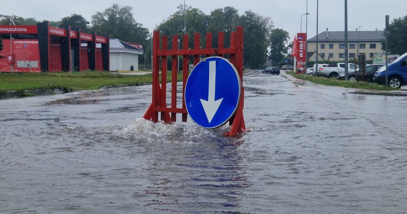 Jēkabpilī applūst ielas un stāvlaukumi