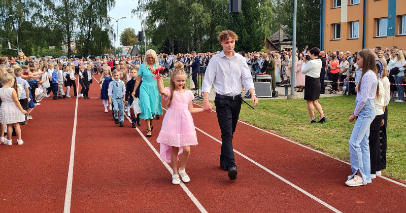 Jauno mācību gadu uzsāk pusotrs tūkstotis Jēkabpils 2. vidusskolas skolēnu 