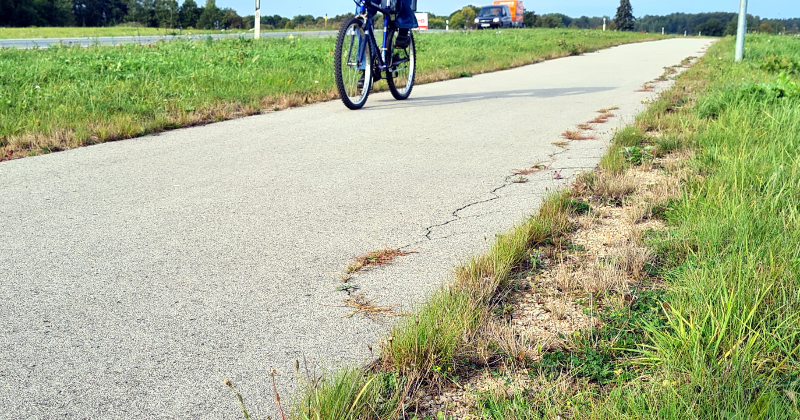 Tā ir ņirgāšanās – iedzīvotāji sašutuši par veloceliņu no Jēkabpils uz Spuņģēniem