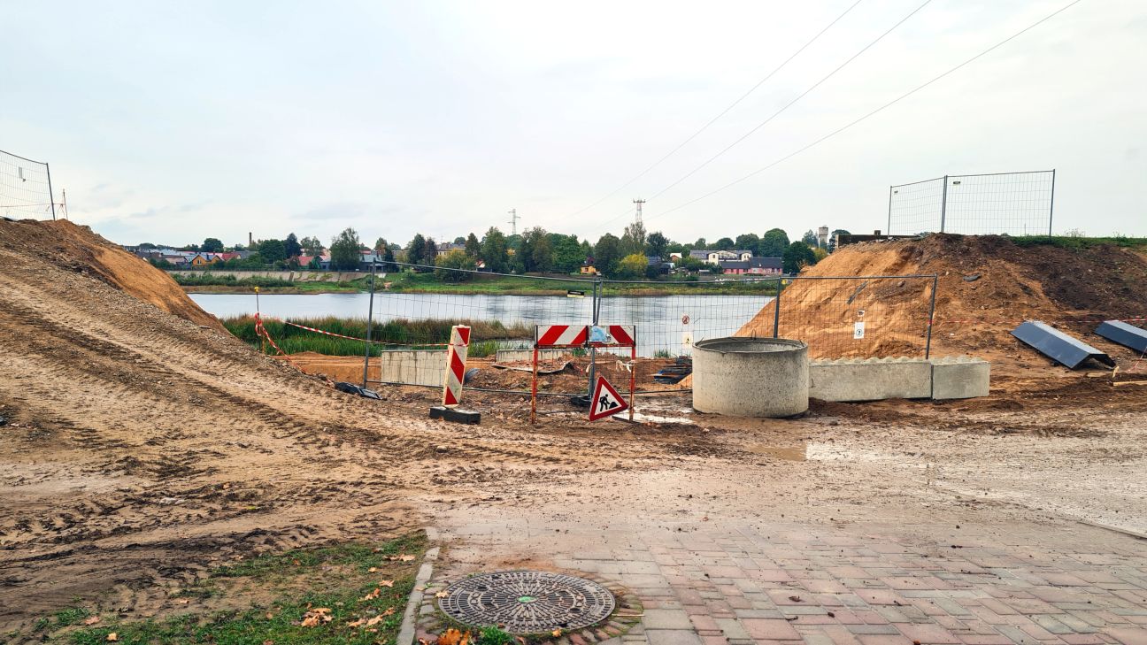 Rudens klāt, bet Jēkabpils aizsargdambī joprojām caurumi