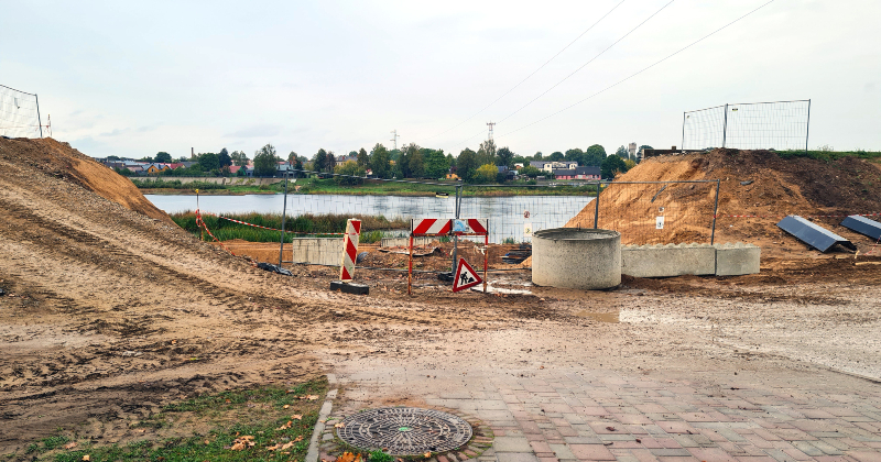 Rudens klāt, bet Jēkabpils aizsargdambī joprojām caurumi