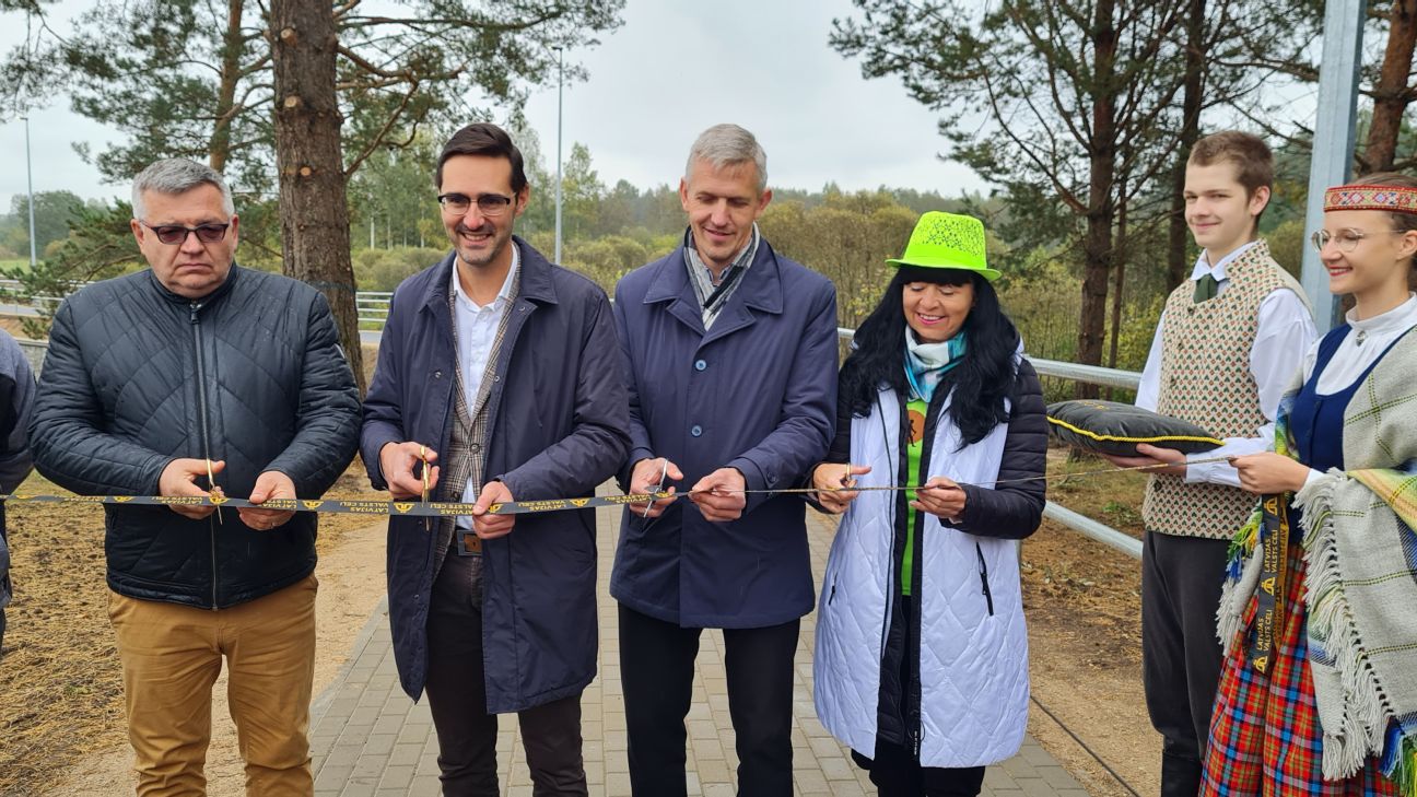 Svinīgi atklāts veloceliņš no Jēkabpils līdz Salas ciemam