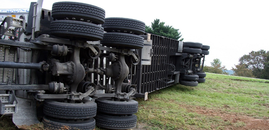 Pļaviņās uz sāniem apgāžas kravas auto 