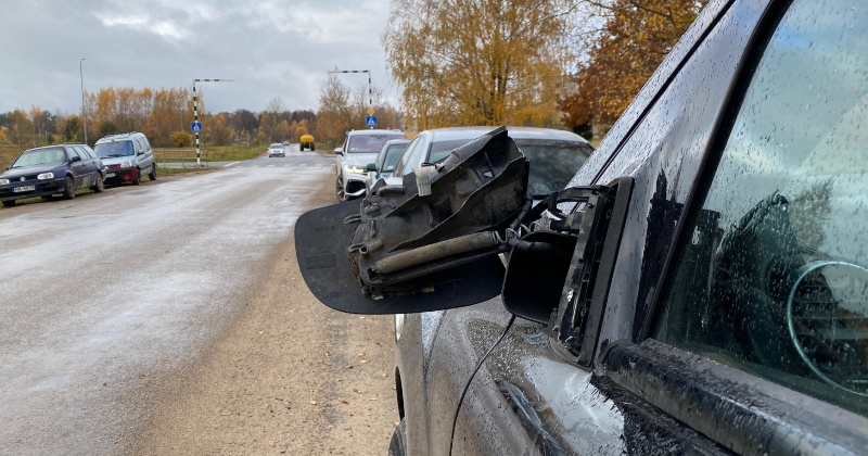 Jēkabpilī nakts laikā bojātas vairākas automašīnas