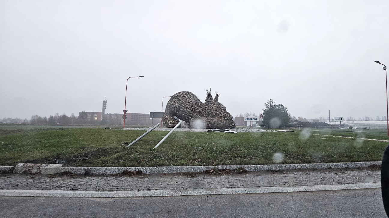  Jēkabpilī iereibis šoferis negadījumā sabojā “Lūša apli”